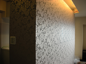 キッチンとリビングを仕切る壁にはゴージャスな壁紙